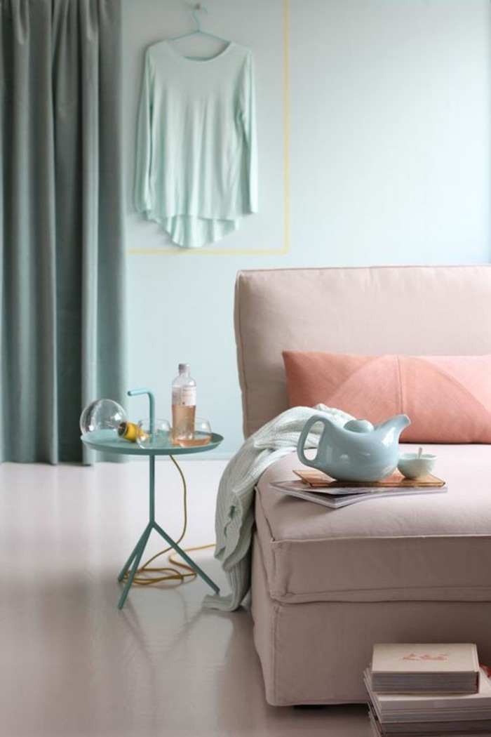 0-salon-avec-canapé-rose-saumoné-meubles-de-salon-couleurs-pastel-rose-et-bleu