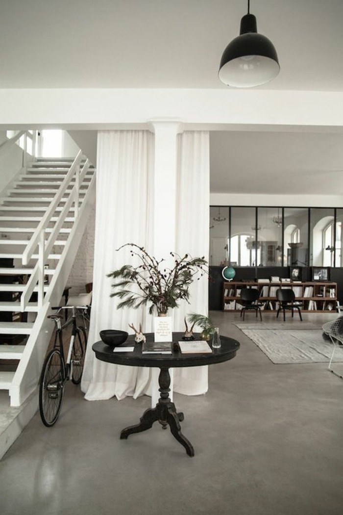 0-séparation-de-pièce-amovible-rideau-blanc-sol-en-beton-ciré-escalier-d-interieur-blanc