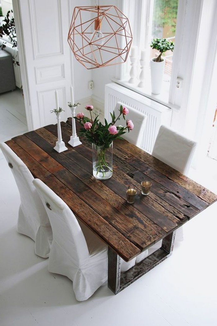 0-table-en-bois-brut-bois-foncé-chaises-beiges-interieur-idée-déco-chambre
