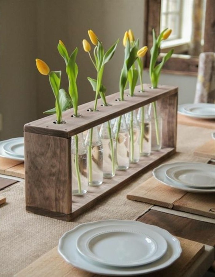 0-table-en-bois-clair-decoration-avec-fleurs-déco-industriel-pas-cher-idée-déco-récup-pour-table-a-manger