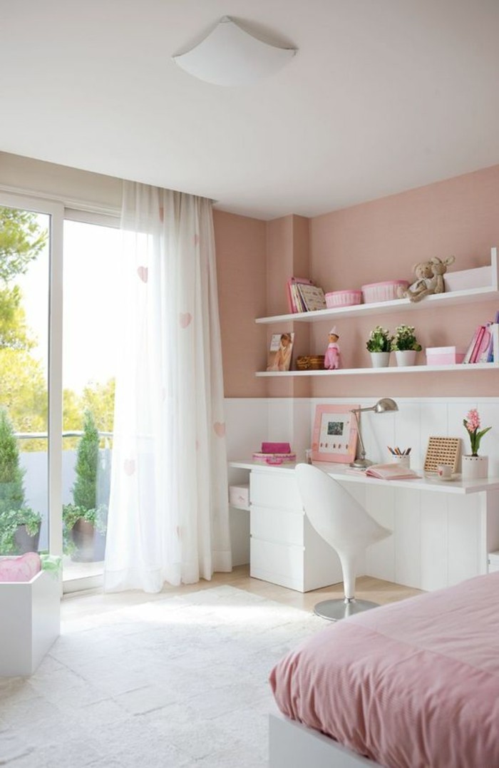 00-chambre-ado-fille-conforama-couuverture-de-lit-rose-foncé-chaise-en-plastique-blanc