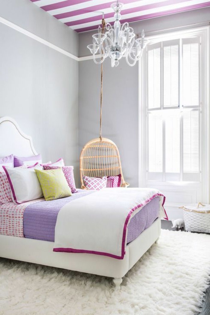 00-chamse-suspendue-en-bois-clair-lustre-baroque-en-blanc-et-violette-tapis-blanc