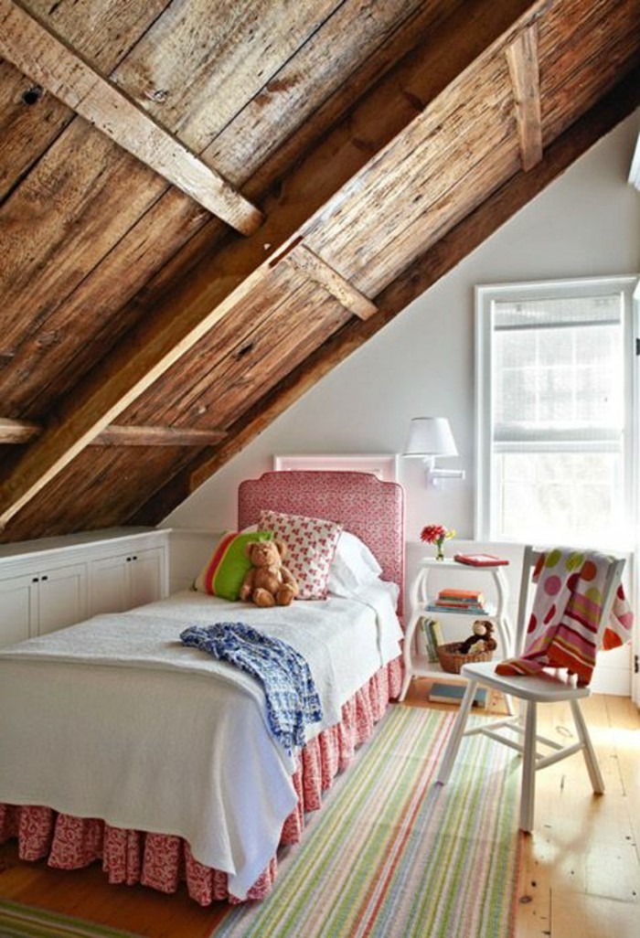 00-la-plus-belle-chambre-ado-fille-sous-pente-plafond-en-bois-tapis-coloré