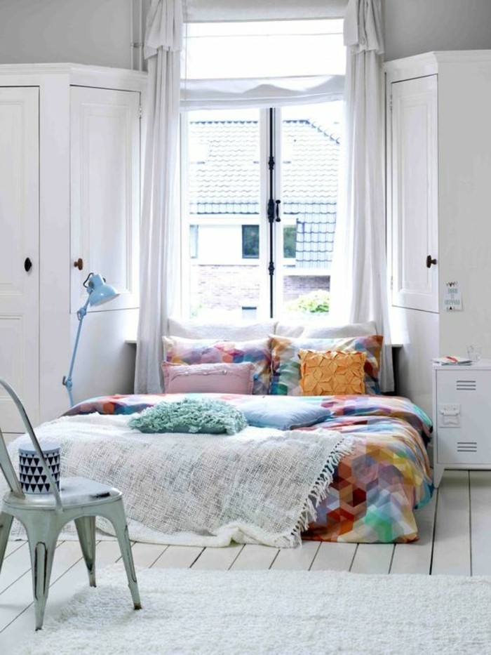 00-la-plus-belle-conforama-chambre-fille-tapis-blanc-sol-en-palnchers-beiges-couverture-de-lit-colorée