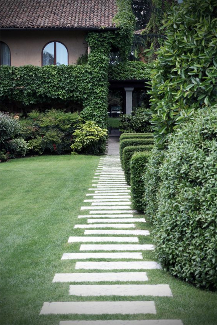 1-comment-faire-une-allée-de-jardin-pavé-carrossable-exterieur-pelouse-verte-devant-la-maison