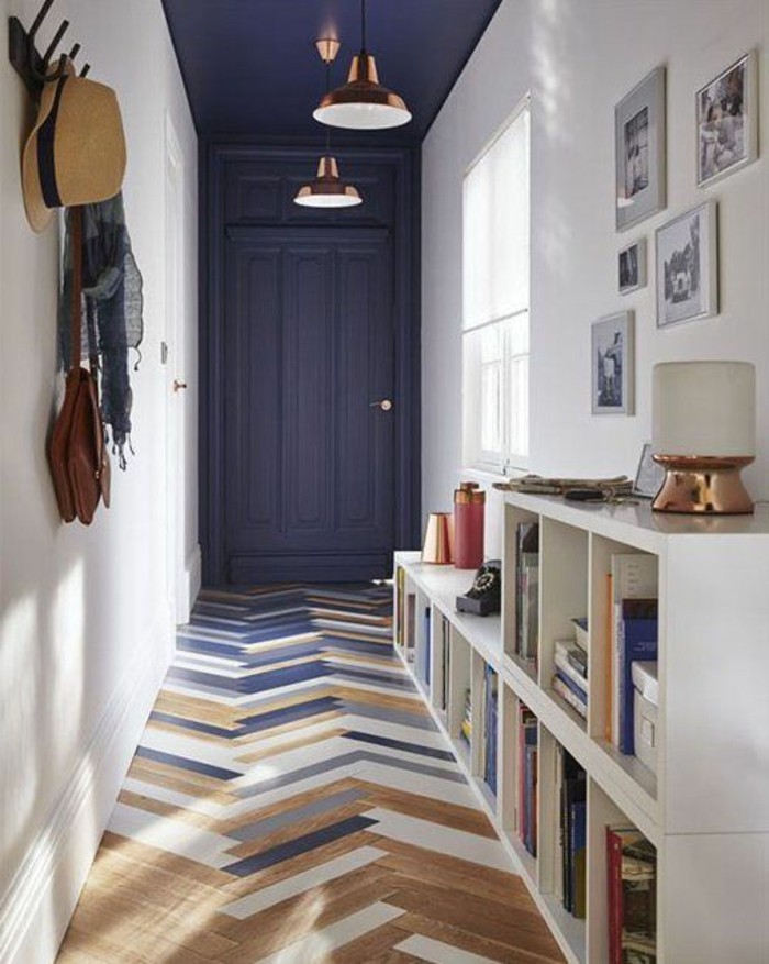 1-decoration-couloir-parquet-en-bois-clair-plafond-porte-en-gris-foncé
