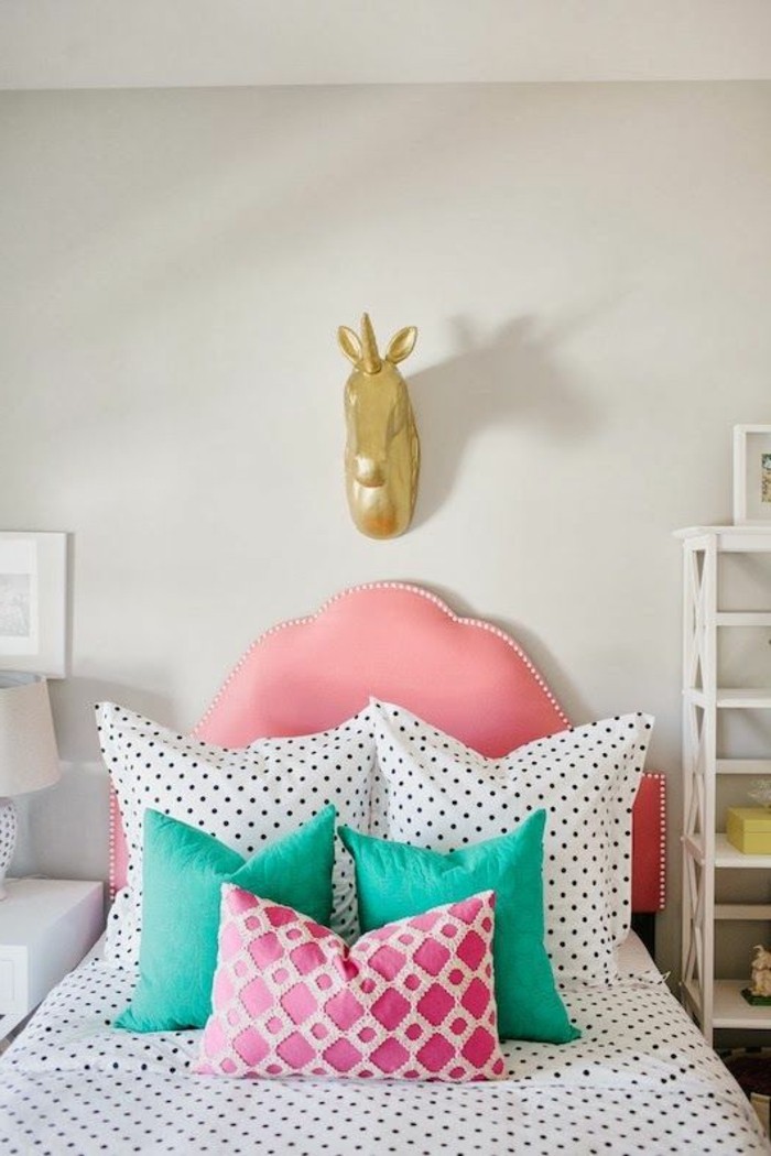 1-idee-deco-chambre-ado-fille-tete-de-lit-en-cuir-rose-fille-decoration-murale