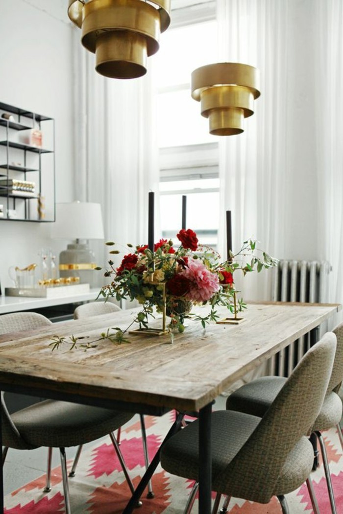 1-idée-déco-récup-pour-la-salle-a-manger-tapis-beige-rose-chaise-beige-foncé