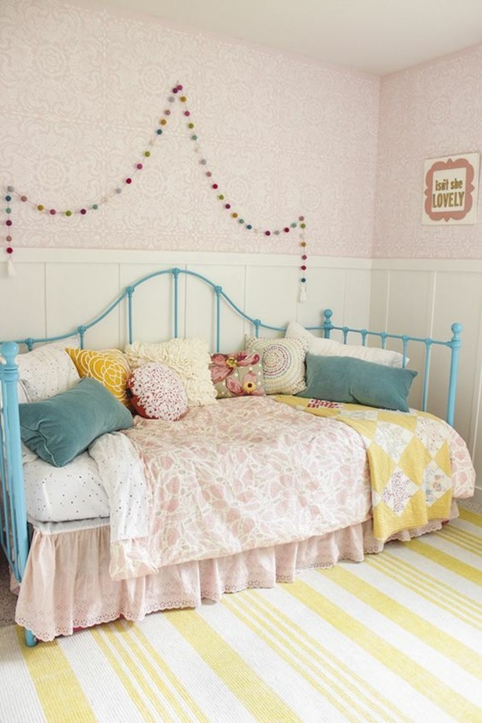 1-idées-pour-la-chambre-d-ado-tapis-en-blanc-et-jaune-lit-en-fer-bleu-clair