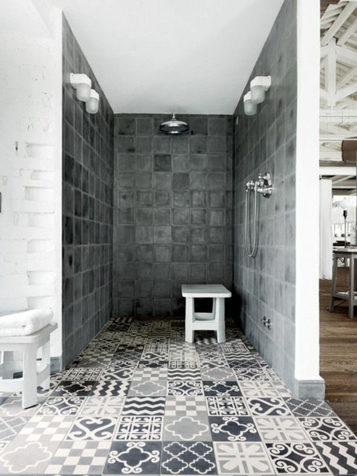 1-salle-de-bain-avec-douche-italienne-sol-en-carrelage-blanc-noir-mur-en-dalles-gris