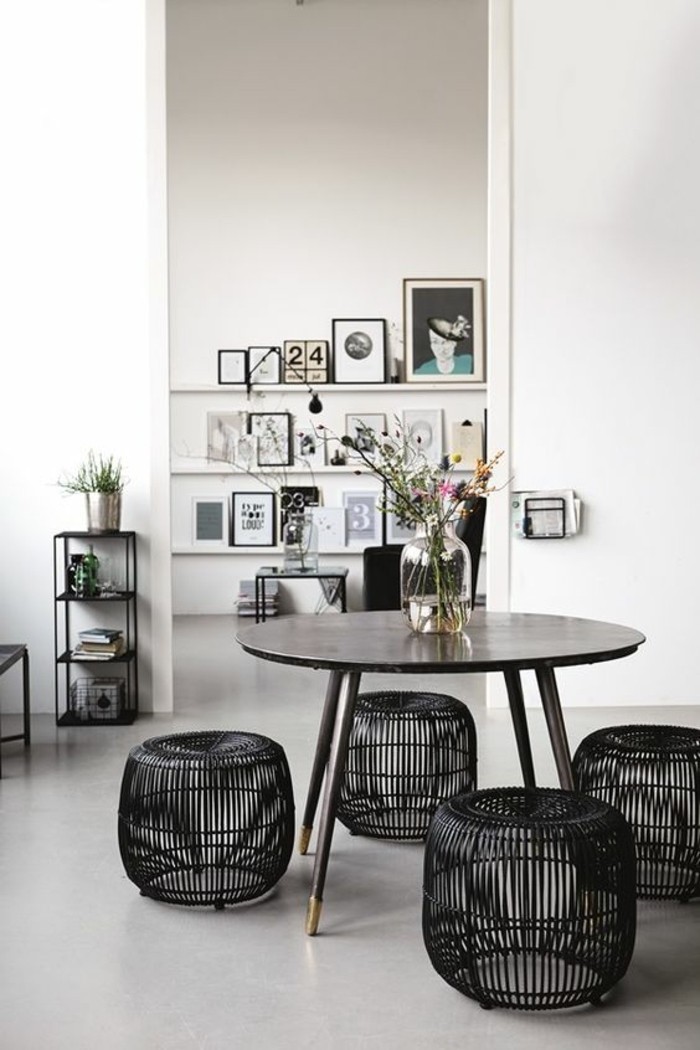 1-table-de-cuisine-ronde-en-bois-foncé-chaises-basses-en-rotin-noir-fleurs-table-ronde