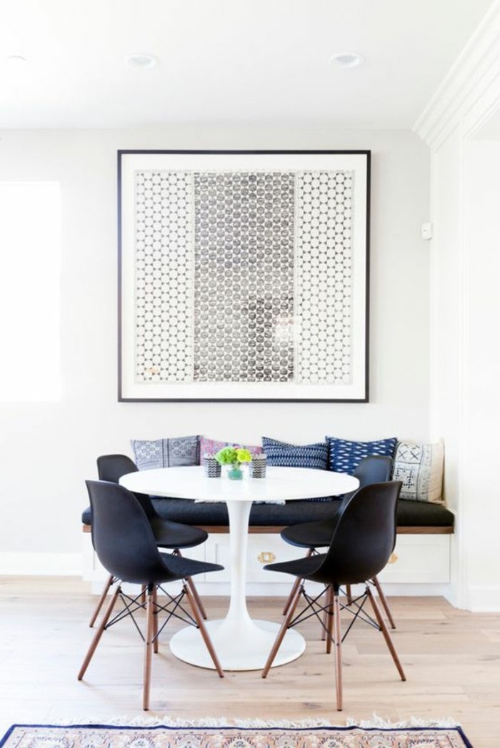 1-table-originale-tulipe-blanche-chaise-noire-sol-en-parquet-clair-tapis-coloré-peinture-murale