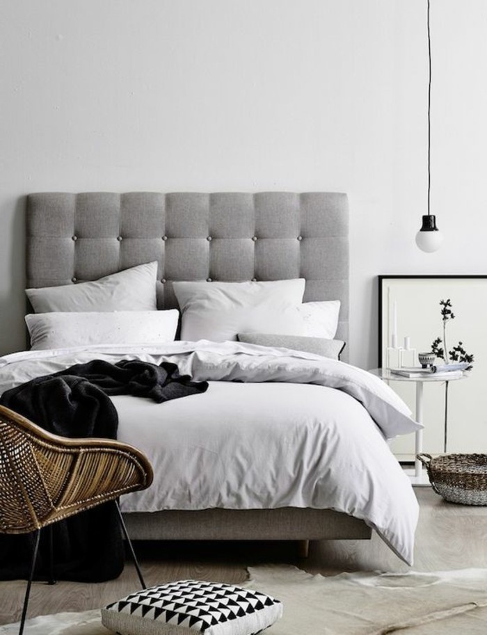 1-tete-de-lit-capitonnée-simili-cuir-gris-tapis-en-peau-d-animal-blanc-chambre-a-coucher-chic