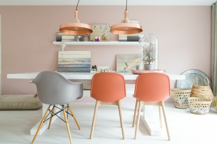 3-chaise-en-plastque-saumon-couleur-mur-rose-pale-salon-moderne-meubles-chic-lustre-en-fer