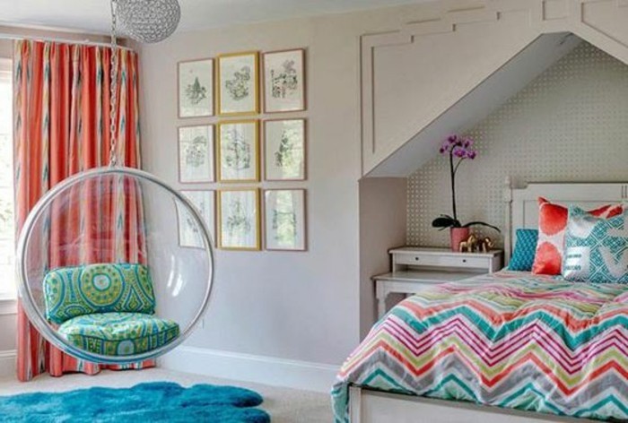 3-idee-deco-chambre-ado-fille-chaise-suspendue-transparente-couverture-de-lit-colorée