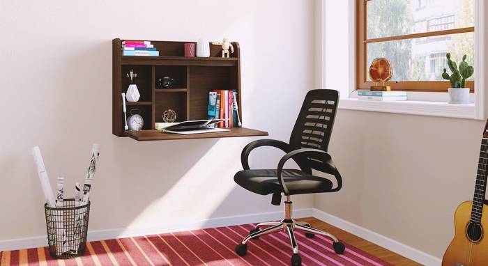 amenagement bureau travail domicile table murale bois fonce chaise bureau noir coin tapis rouge fenêtre étagère