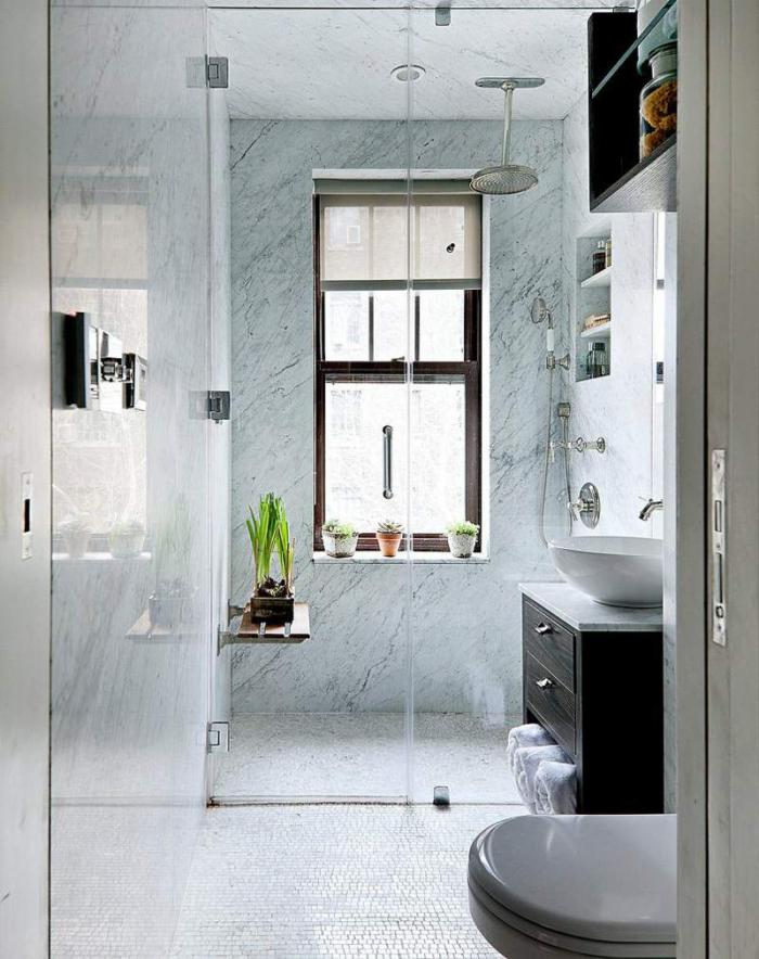 aménagement-petite-salle-de-bains-revêtement-mural-marbre