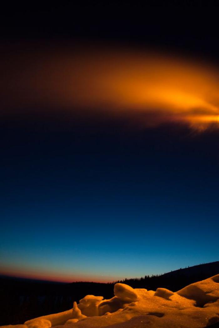 aurores-boréales-aurore-boréale-orange-paysage-enneigé