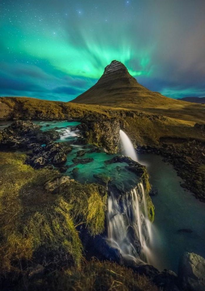 aurores-boréales-jolies-lumières-dans-le-ciel-de-l'islande