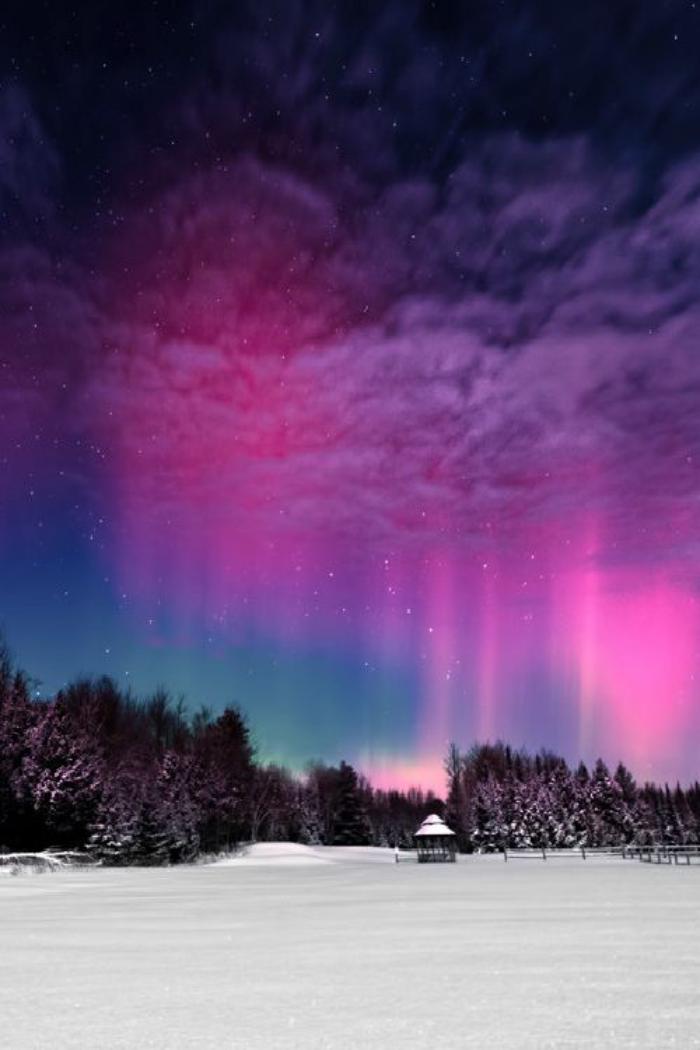 aurores-boréales-le-ciel-illuminé-en-pourpre-dans-un-pays-du-Nord