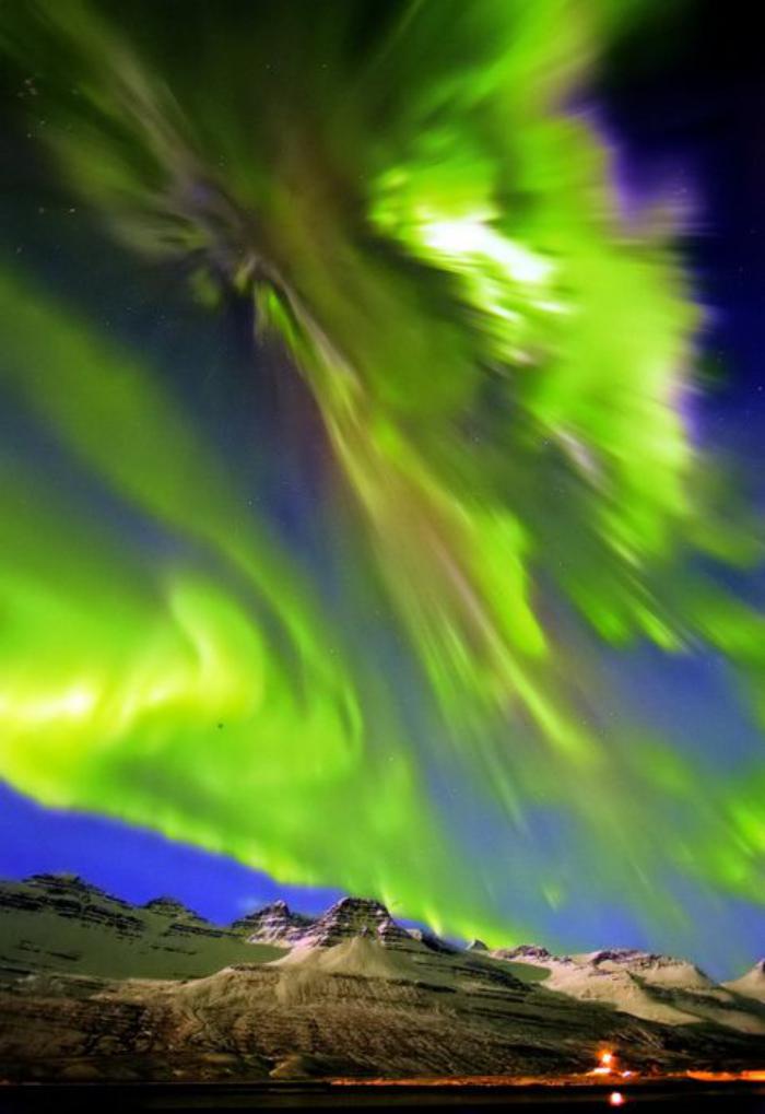 aurores-boréales-le-ciel-verse-une-grande-lumière-sur-la-terre