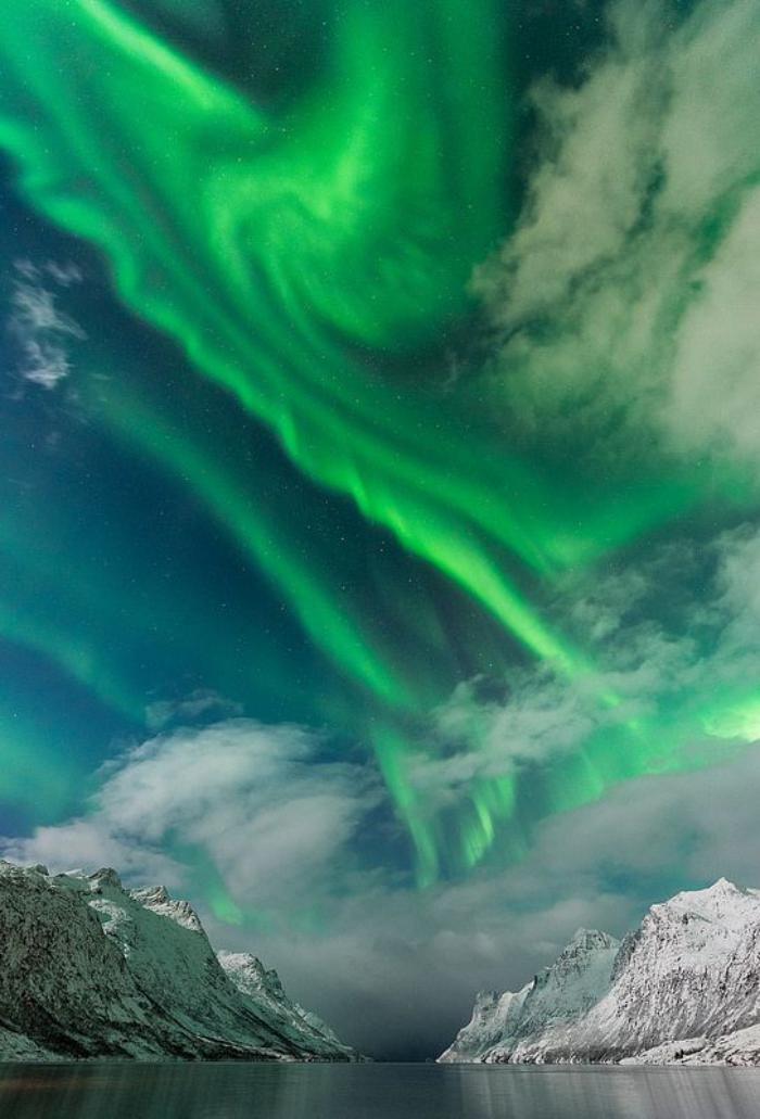 aurores-boréales-magnificence-de-la-nature-des-pays-scandinaves