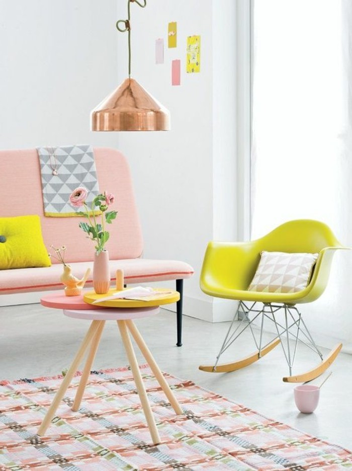 canape-rose-pale-table-basse-de-salon-en-bois-clair-chaise-berçante-plastique-jaune