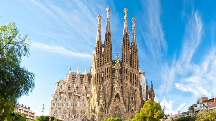 cathedrale-barcelone-Sagrada-Familia-Antoni-Gaudi-resized