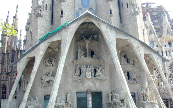 cathedrale-barcelone-Sagrada-Familia-Crucifix-resized