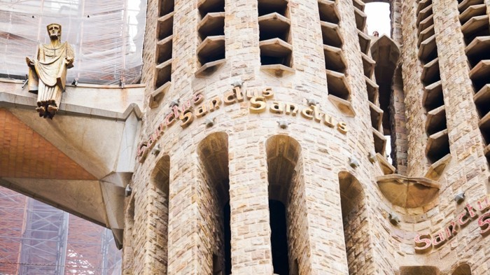 cathedrale-barcelone-Sagrada-Familia-decoration-des-tours-avec-le-mot-Saint-resized