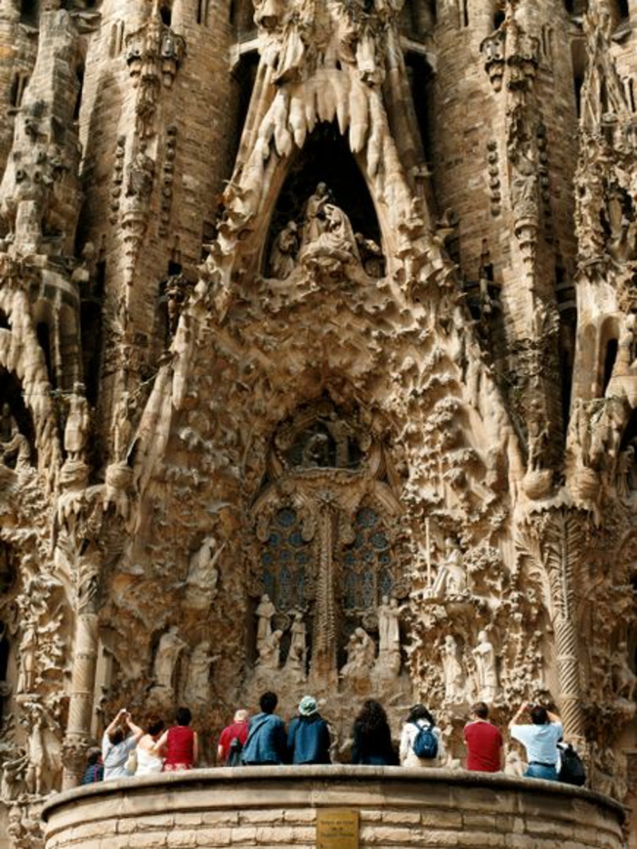 cathedrale-barcelone-Sagrada-Familia-detail-facade-touristes-admiratifs-resized
