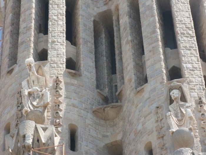 cathedrale-barcelone-Sagrada-Familia-details-dans-la-pierre-blanche-resized