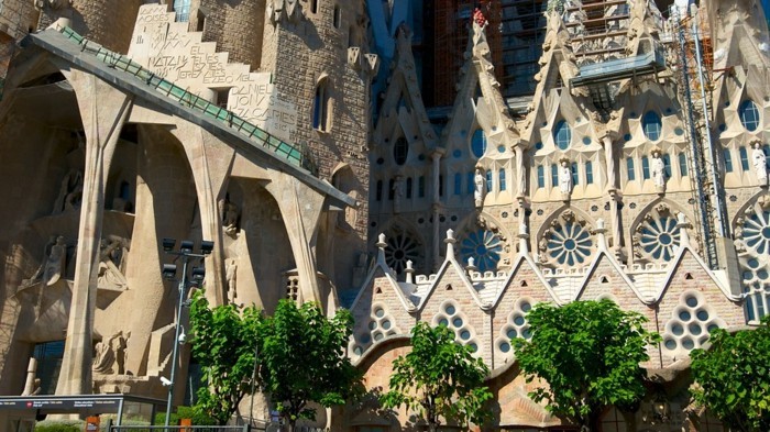 cathedrale-barcelone-Sagrada-Familia-exterieur-au-printemps-resized
