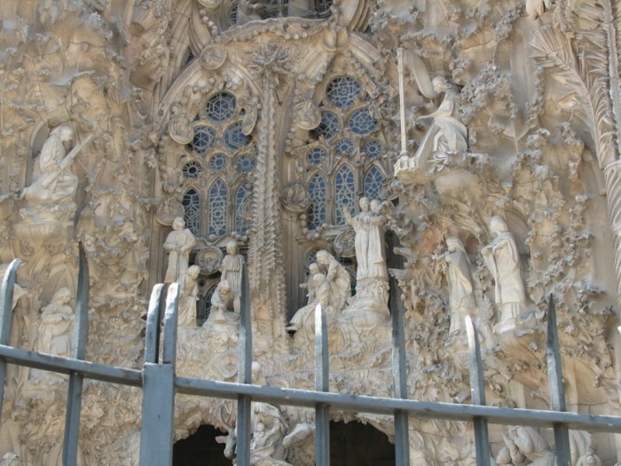 cathedrale-barcelone-Sagrada-Familia-figures-humaines-resized