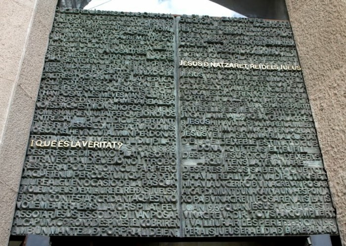 cathedrale-barcelone-Sagrada-Familia-inscriptions-sur-la-facade-de-la-Passion-resized
