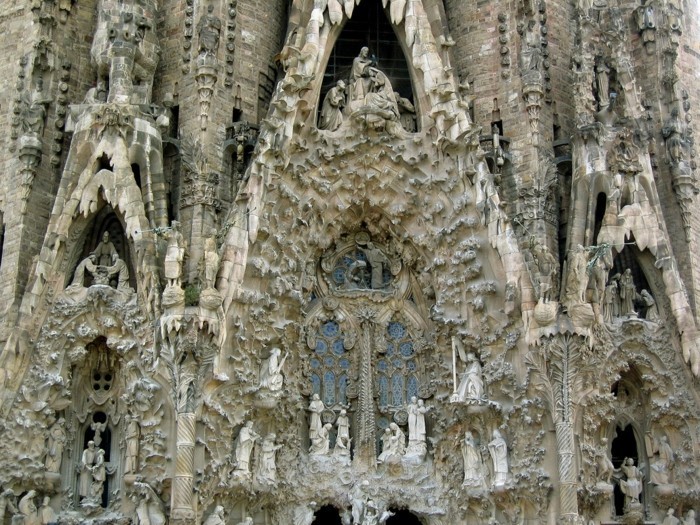cathedrale-barcelone-Sagrada-Familia-richement-decoree-resized