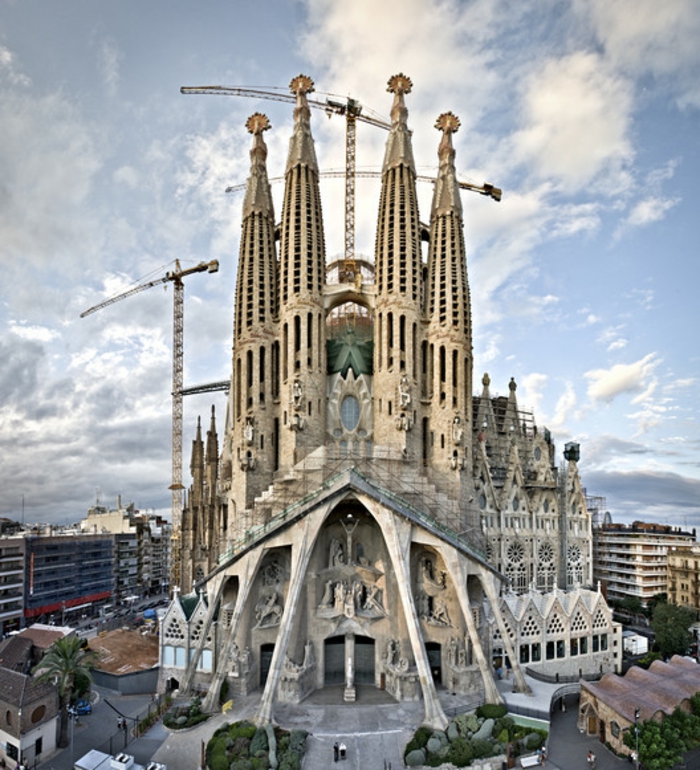 cathedrale-barcelone-Sagrada-Familia-un-des-bijoux-de-Gaudi-resized