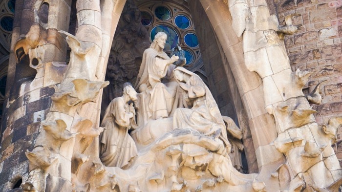 cathedrale-barcelone-Sagrada-la-coronation-de-la-Vierge-Marie-resized