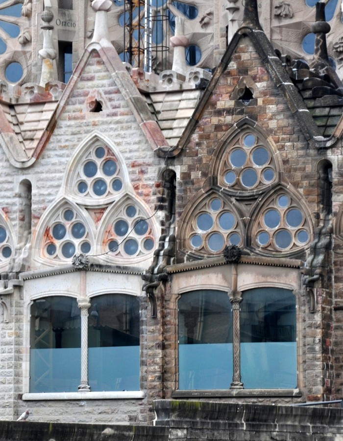 cathedrale-barcelone-difference-visible-entre-la-partie-antique-et-la-reconstruite-resized