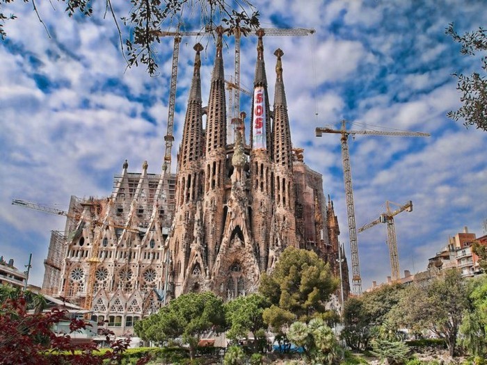 cathedrale-barcelone-en-pleins-travaux-constructifs-resized
