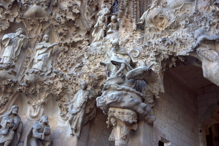 cathedrale-barcelone-figures-multiples-style-Gaudi-resized