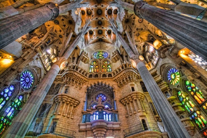 cathedrale-barcelone-interieur-Sagrada-Familia-aux-vitrages-colores-resized
