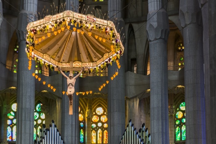 cathedrale-barcelone-le-crucifix-de-la-Sagrada-Familia-resized