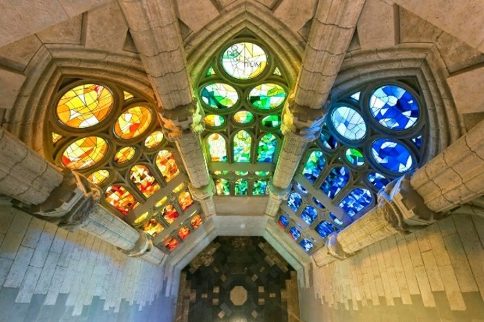 cathedrale-barcelone-vitrages-en-jaune-vert-bleu-royal-resized