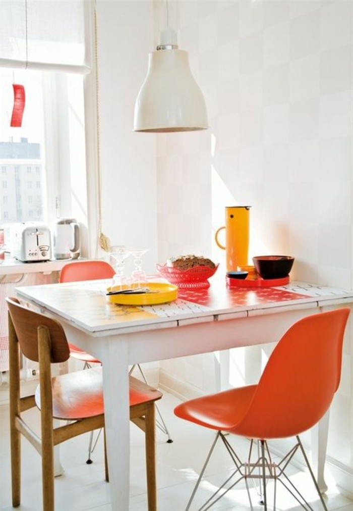 chaise-en-plastique-couleur-saumoné-table-blanche-lampe-beige-suspendue-mur-blanc