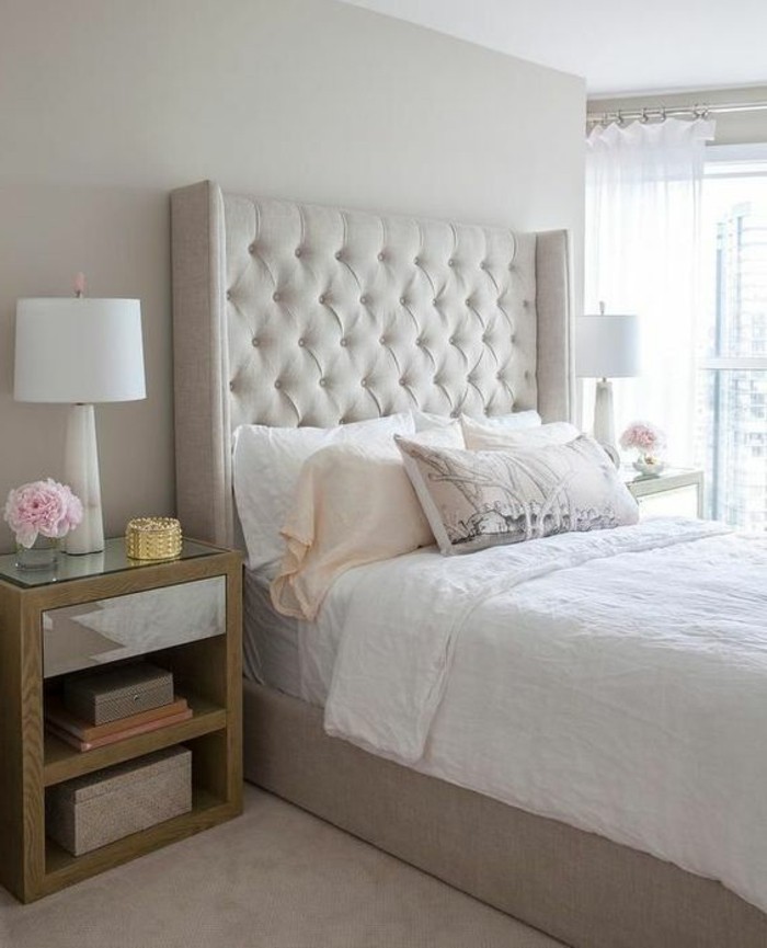 chambre-a-coucher-couleur-beige-clair-tete-de-lit-capitonné-beige-couverture-de-lit-blanche