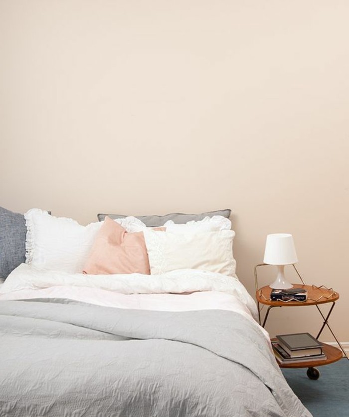 chambre-a-coucher-saumon-couleur-peinture-murale-chambre-a-coucher-coussins-sur-le-lit