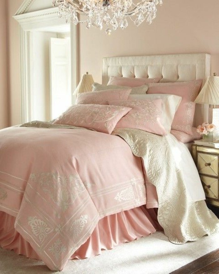 chambre-acoucher-de-luxe-avec-tete-de-lit-capitonnée-simili-cuir-blanc-couverture-de-lit-rose