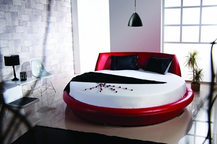 chambre-adulte-originale-lit-en-cuir-rouge-ambiance-minimaliste-resized
