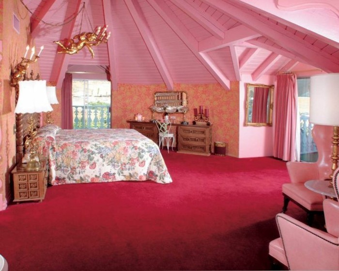 chambre-adulte-originale-rose-kitsch-couverture-lit-a-fleurs-resized
